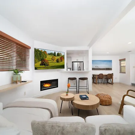 Downtown Beach Home, 5 Min To Beach! Backyard, Bbq
